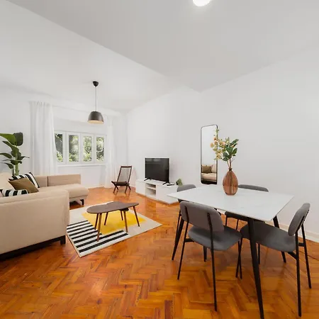 3db- Walk Everywhere From Bright And Stylish In An Exceptional Location Apartment