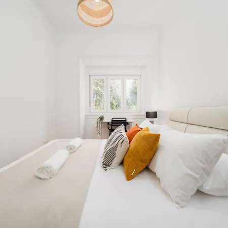 3db- Walk Everywhere From Bright And Stylish In An Exceptional Location Apartment